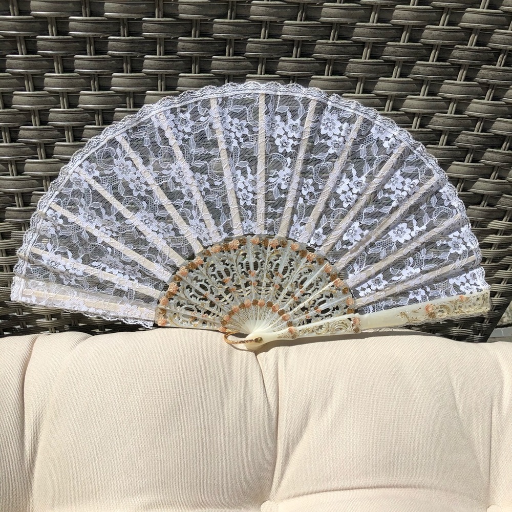 1950’s beautiful lace fan
